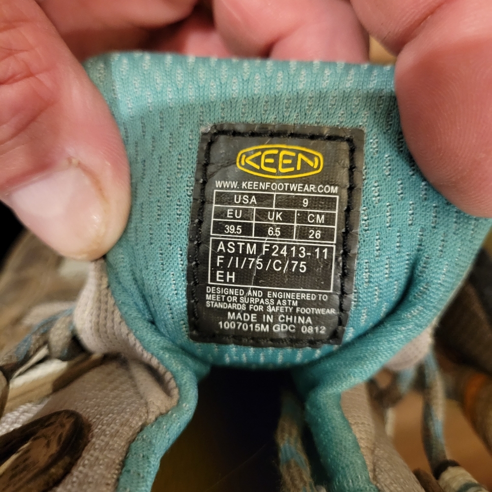 Keen Size 9 Women's Steel toe work shoe.